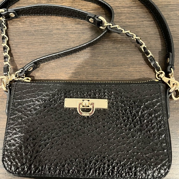 DKNY
Black crossbody plus gold chained single handle. - Picture 3 of 8